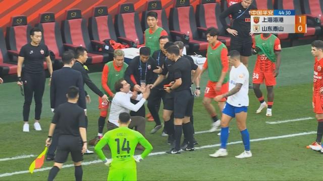 华体会体育官网-就这？中超争冠战成群殴闹剧 全场5红10黄10次中断