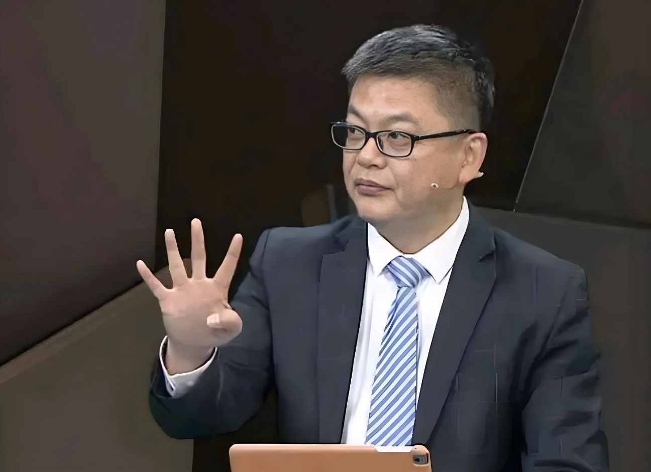 华体会体育品牌-2连胜！苏群中肯点评，指出了男篮赢球的3大原因
